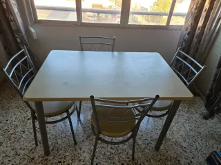 Mesa y 4 Sillas Comedor