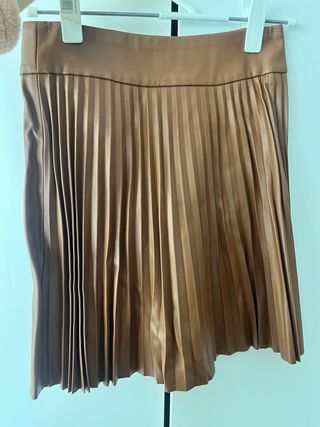 Falda plisada efecto piel camel