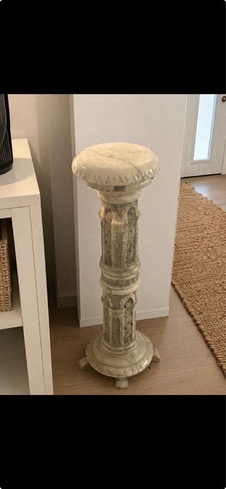 Columna decorativa de mármol beige y blanco