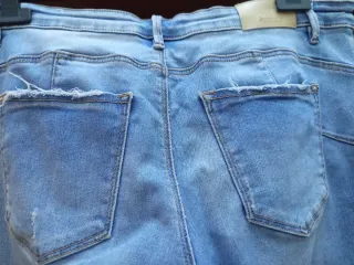 Pantalón vaquero desgastado