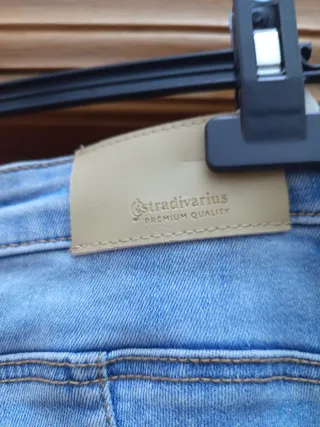 Pantalón vaquero desgastado