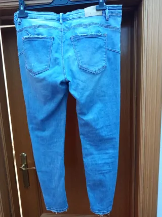 Pantalón vaquero desgastado