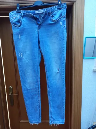 Pantalón vaquero desgastado