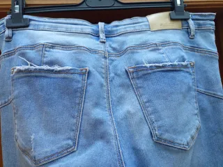 Pantalón vaquero desgastado
