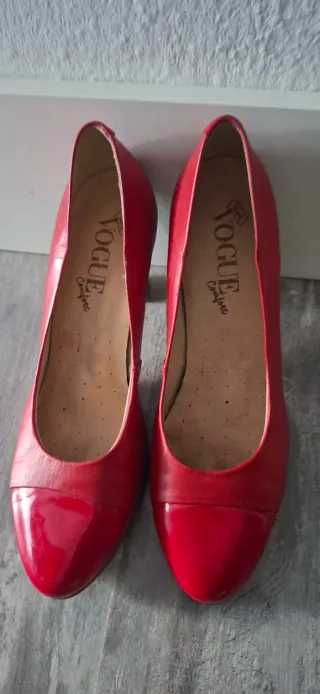 Zapatos de salón de piel rojos Vogue