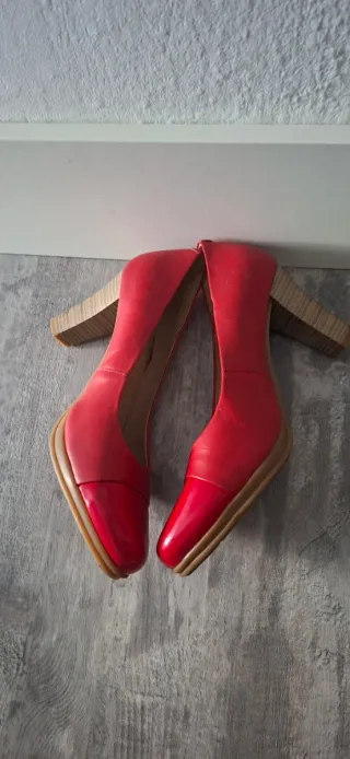 Zapatos de salón de piel rojos Vogue