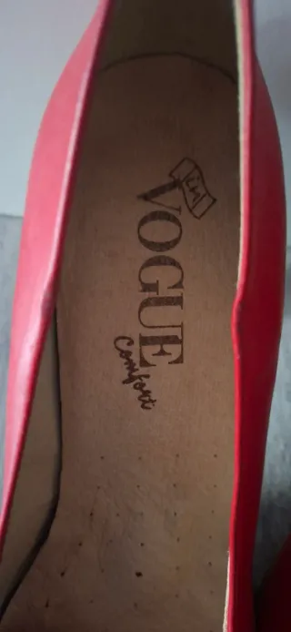 Zapatos de salón de piel rojos Vogue