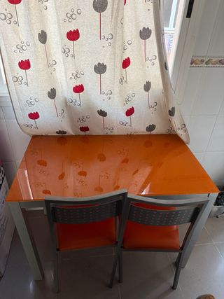 Mesa cristal naranja y 2 sillas