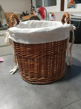 Cesta de lavandería de mimbre con forro