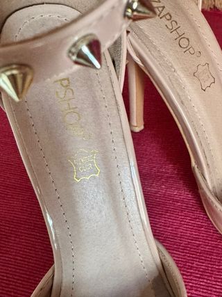 Zapatos de tacón beige con tachuelas