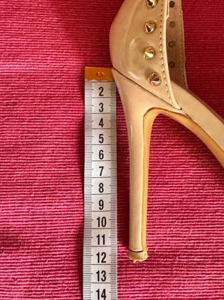 Zapatos de tacón beige con tachuelas