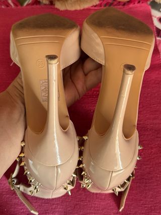 Zapatos de tacón beige con tachuelas