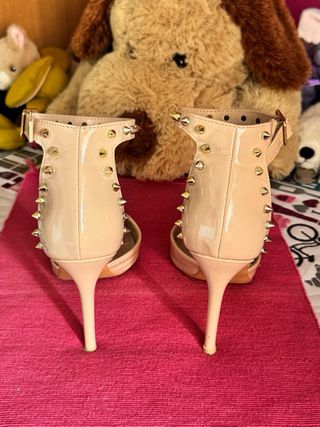 Zapatos de tacón beige con tachuelas