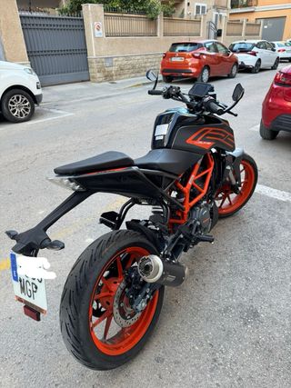 KTM Duke 125 Negra y Naranja