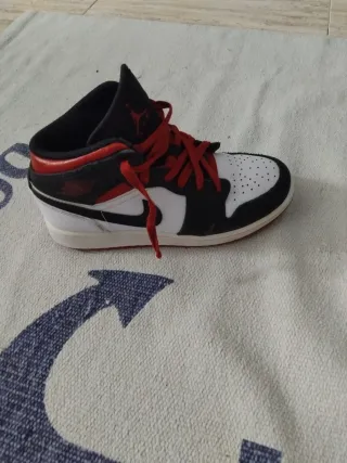 Jordan 1 Talla 36.5 Blanco/Rojo/Negro