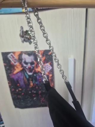Vestido negro con cadenas