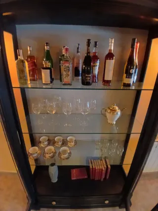 Vitrina de cristal y madera