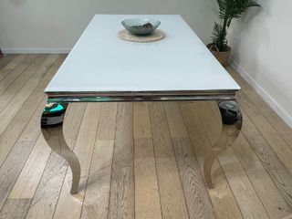 MESA DE COMEDOR DE CRISTAL Y PATAS CROMADAS