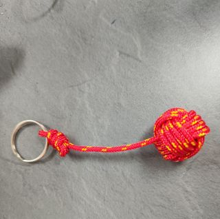 Llavero bola nudo hecho a mano rojo