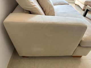 Sofá beige con respaldo reclinable