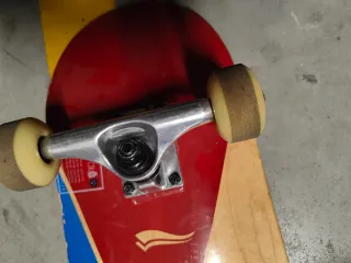 Patinete con ruedas y ejes