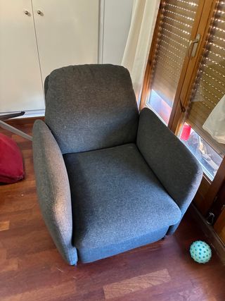 Sillón de tela gris