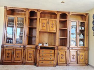 Mueble de comedor de madera y cristal