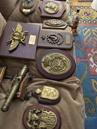 Lote de 6 metopas de bronce sobre madera