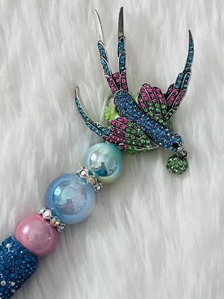 Bolígrafo decorado con golondrina colorida