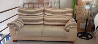Sofá  3  plazas beige y marrón.