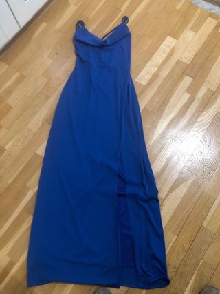 Vestido de fiesta azul con tirantes finos