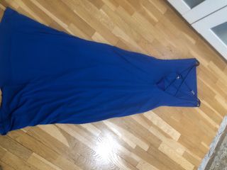 Vestido de fiesta azul con tirantes finos