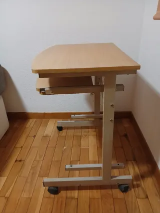 Tavolo per computer con vassoio estraibile e ruote