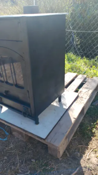 Chimenea de leña negra con ventanas