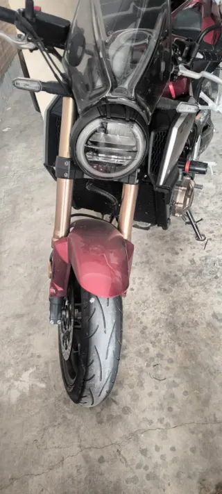 Honda CB650R Roja y Plateada