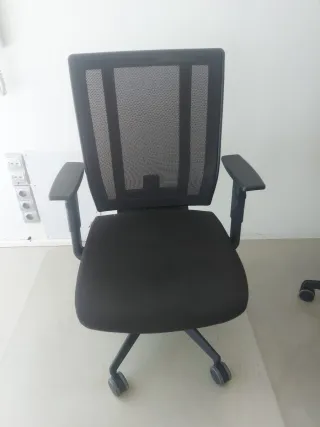 Silla de oficina ergonómica negra