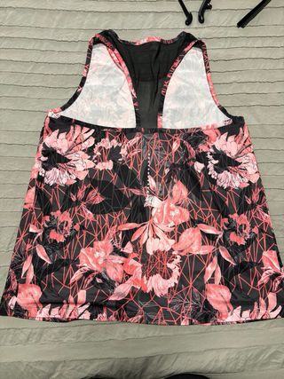 Camiseta tirantes floral negra y rosa