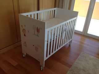 Berço de bebé branco com desenhos