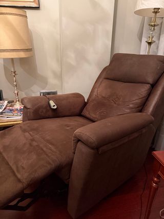 Sillón reclinable eléctrico marrón