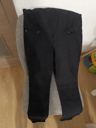 Varios pares de Pantalones premamá