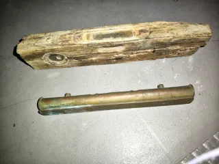 Niveles antiguos madera y metal