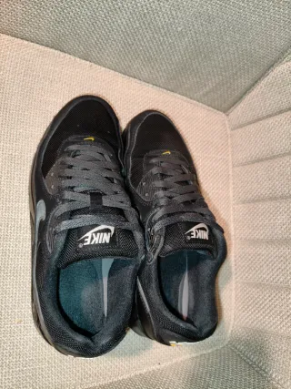 Nike Air Max Negro y Amarillo