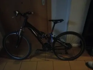 Bicicleta de montaña y ciudad rueda pinchada