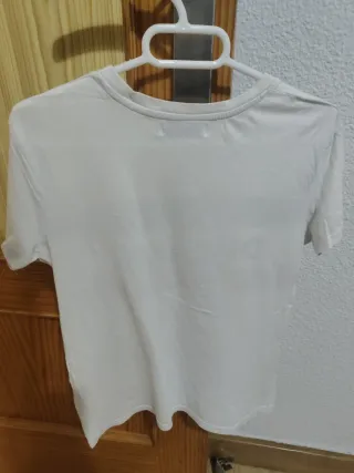 Camiseta blanca con rayas
