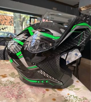 Casco de moto negro y verde.  Talla XL