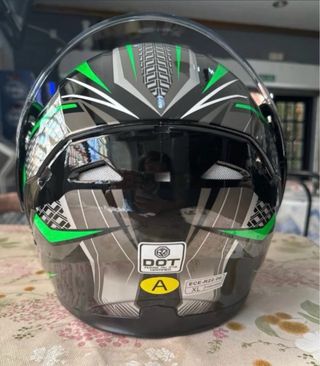 Casco de moto negro y verde.  Talla XL