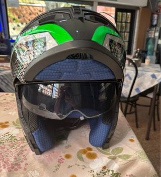 Casco de moto negro y verde.  Talla XL