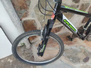 Bicicleta de montaña negra y verde