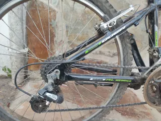 Bicicleta de montaña negra y verde