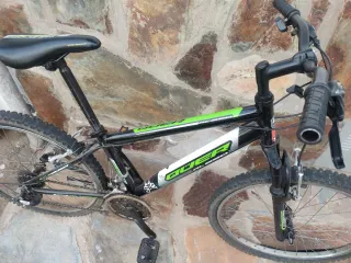 Bicicleta de montaña negra y verde